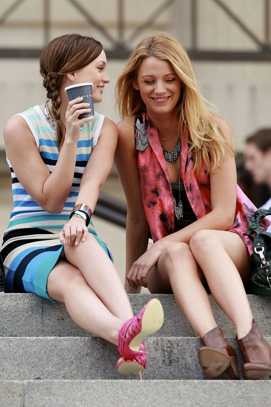 http://images.wikia.com/gossipgirl/images/7/70/90714w2-lively-b-gr-04-leighton-meester-blake-lively-gossip-girl.jpg
