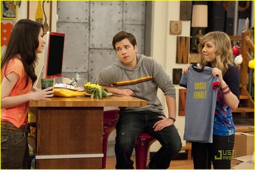 http://images.wikia.com/icarly/images/0/0f/Tumblr_l9oq4gi5ve1qaw8i4o1_500.jpg