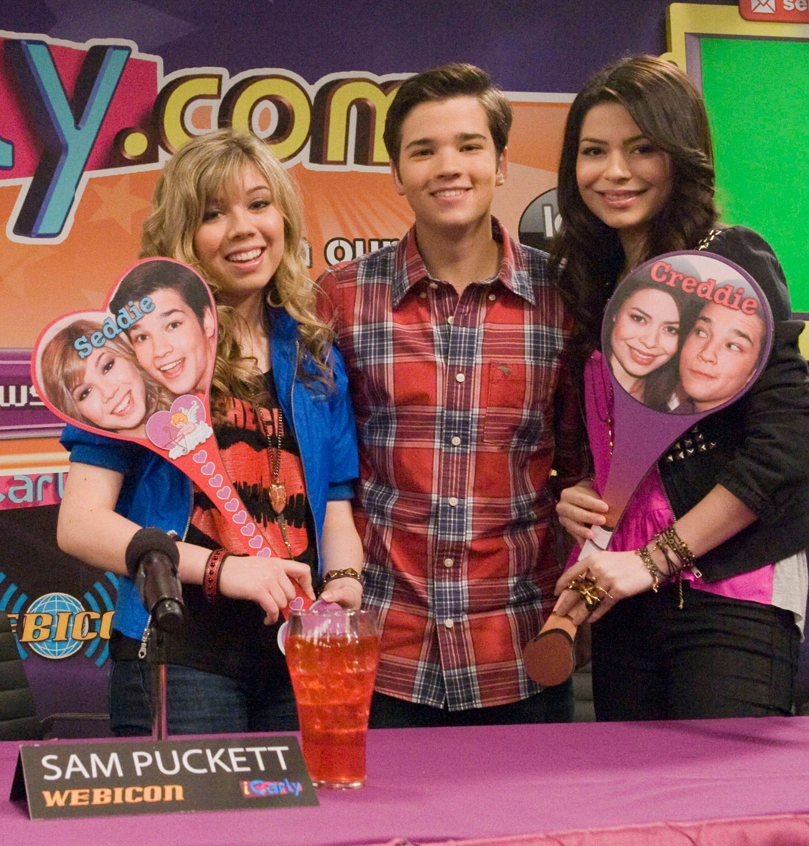 http://images.wikia.com/icarly/images/7/7c/Icarly_istart_1435HR.jpg