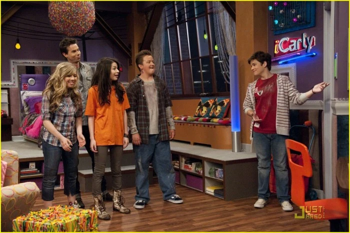 http://images.wikia.com/icarly/images/7/7c/Miranda-cosgrove-icarly-hot-room-16.jpg