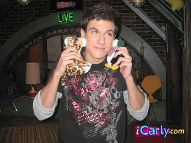 http://images.wikia.com/icarly/images/8/86/72513_3408930428.jpg