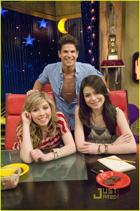 http://images.wikia.com/icarly/images/9/91/Tumblr_lfy2y2h9pt1qbb7qqo1_500.jpg