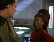 Q sin poderes se encuentra con Guinan en el Ten Forward; un momento que él no desea.