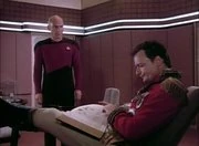 Q explica a Picard que la forma en que los humanos responden a un juego dice más de ellos que una confrontación directa.