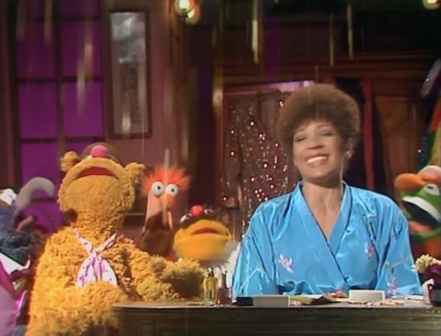 Shirley Bassey sings "Pennies from Heaven"