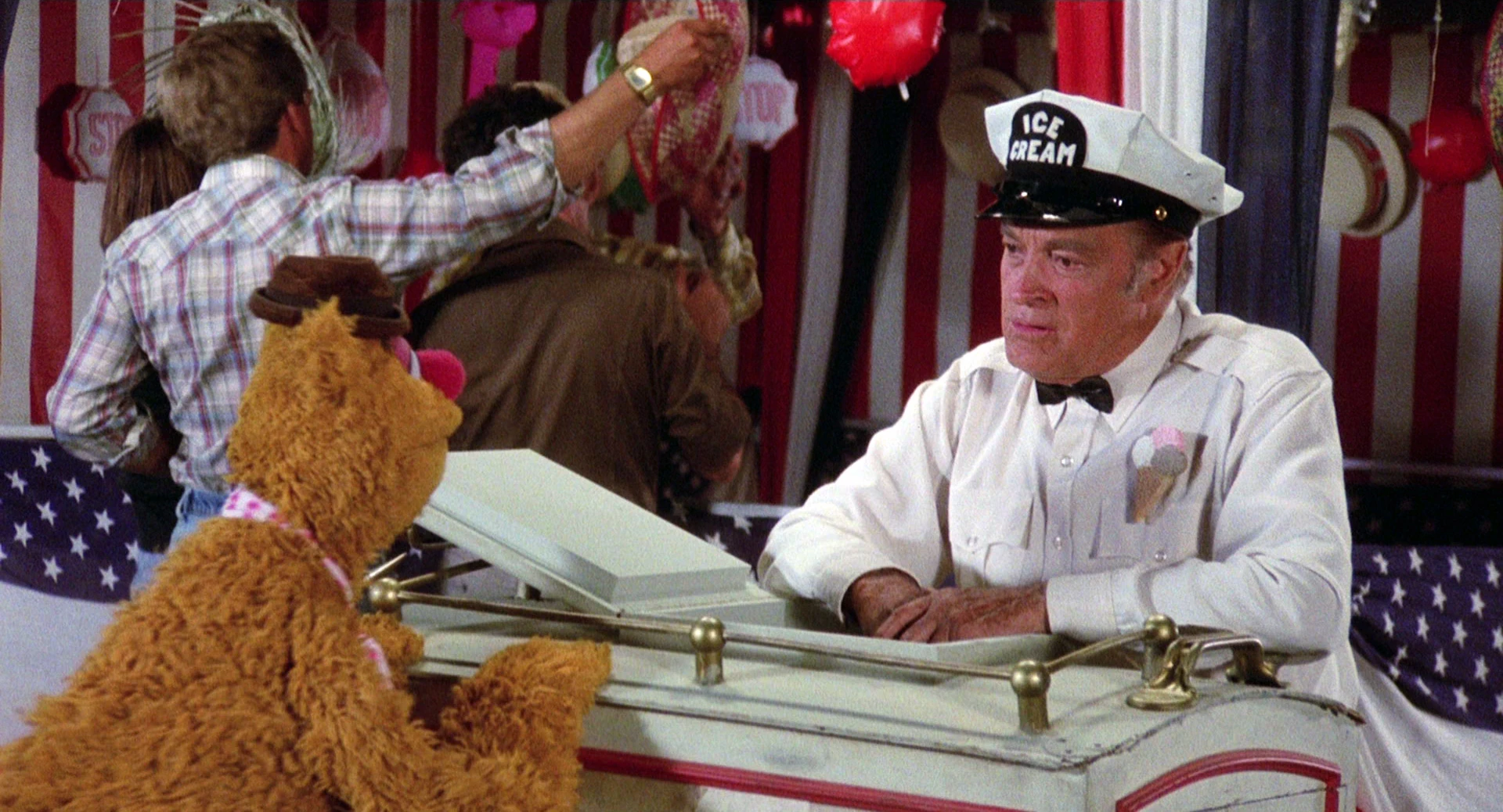 Bob Hope sells Fozzie two cones