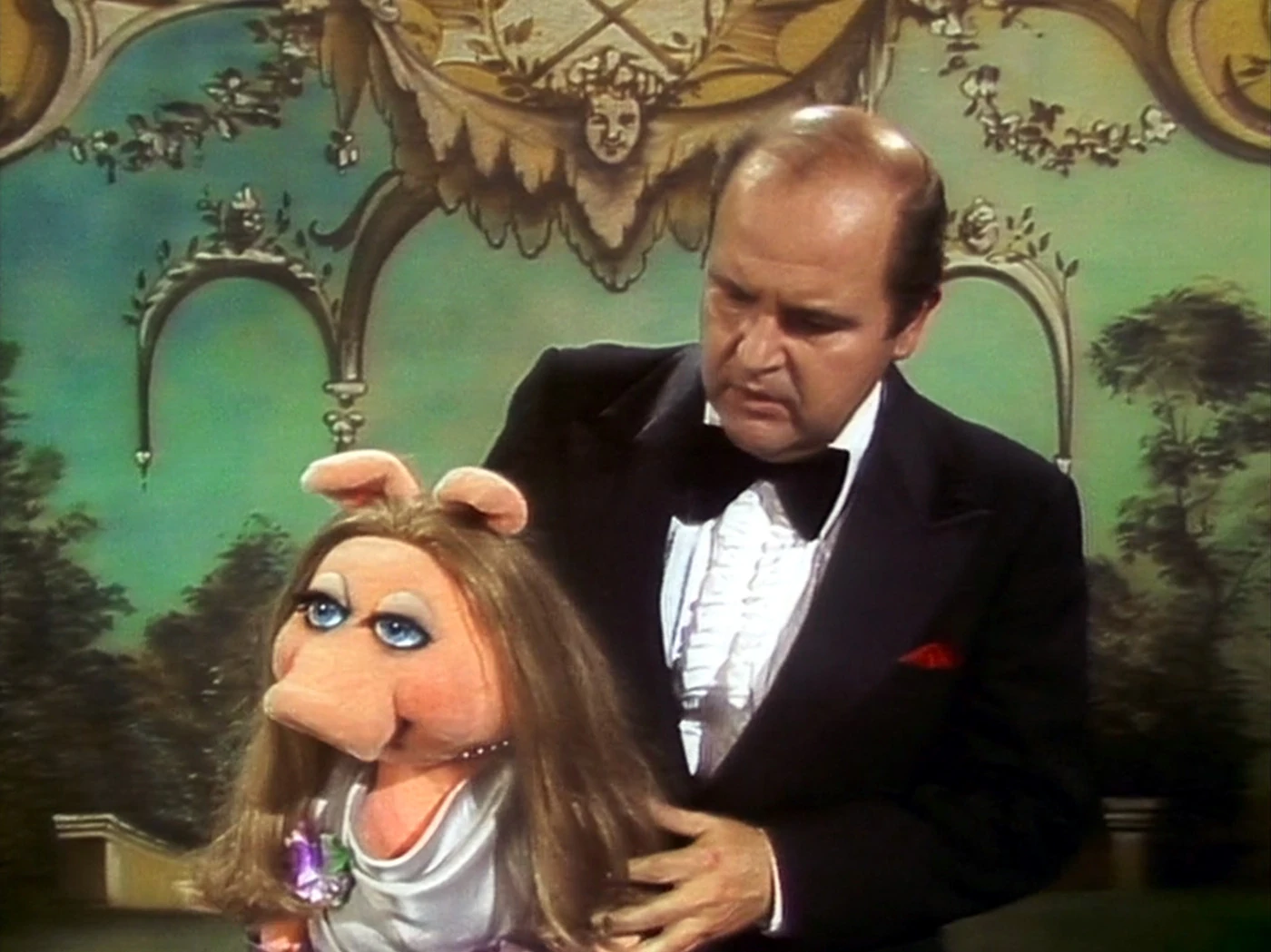 Dom DeLuise comforts Miss Piggy.
