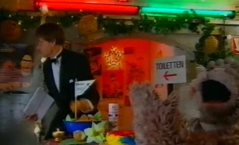 Wim entering Paradiso after visiting the mens-room. Tommie tells him to hurry up.. The show started already!