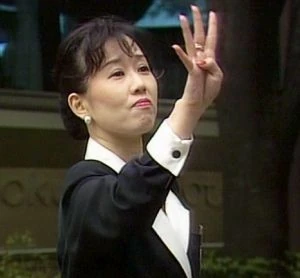 Yoko Haruta reminds Big Bird that he has exactly four minutes in which to see all of Tokyo, or else.