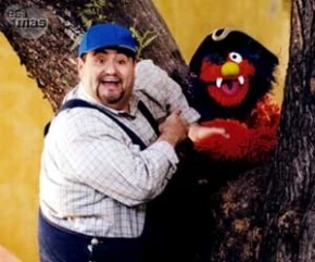Edgar Vivar as Don Boni, with a multimonstruo pirate