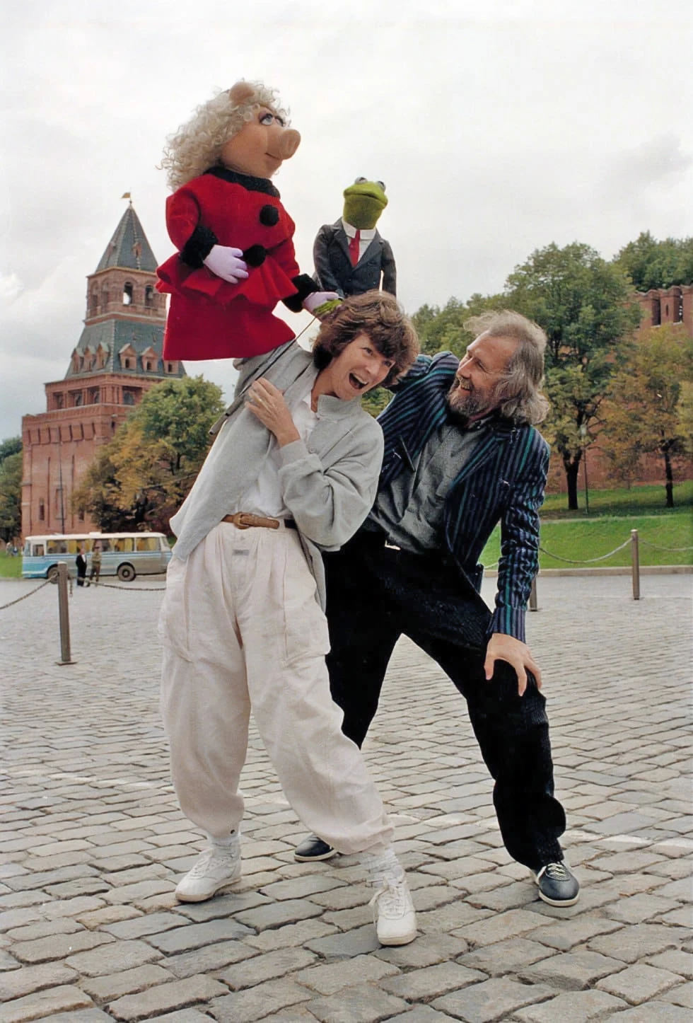 Kathryn Mullen and Jim Henson perform Kermit and Miss Piggy in front of Moscow's Red Square in August 1988.