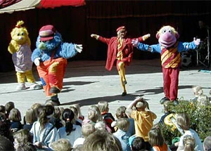 Alfa, Max Mekker, Leonora and Bjarne Betjent in a stage in Norway
