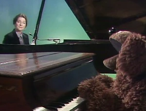 Judy Collins and Rowlf in episode 305.
