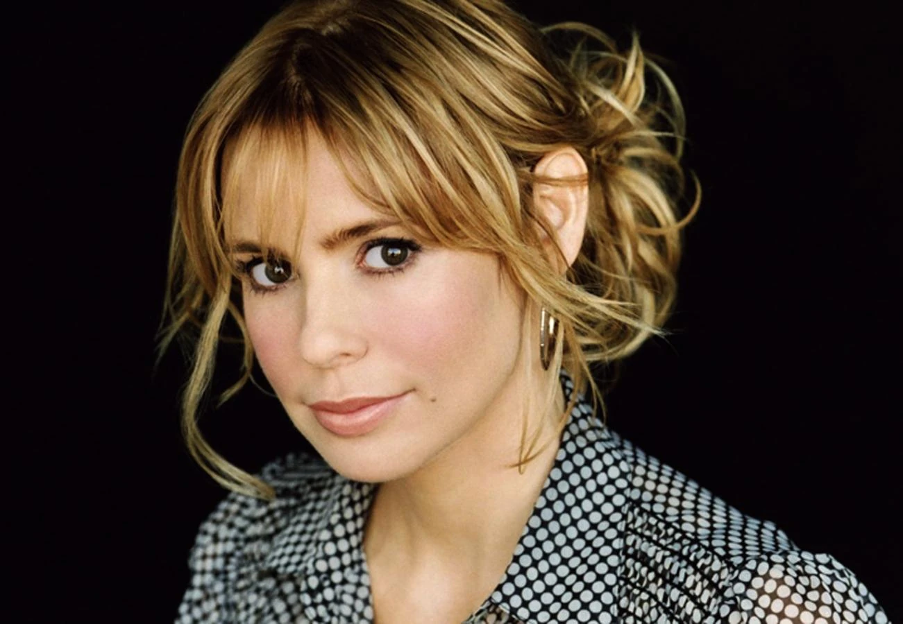 http://images.wikia.com/starwars/images/3/3f/Olivia.jpg