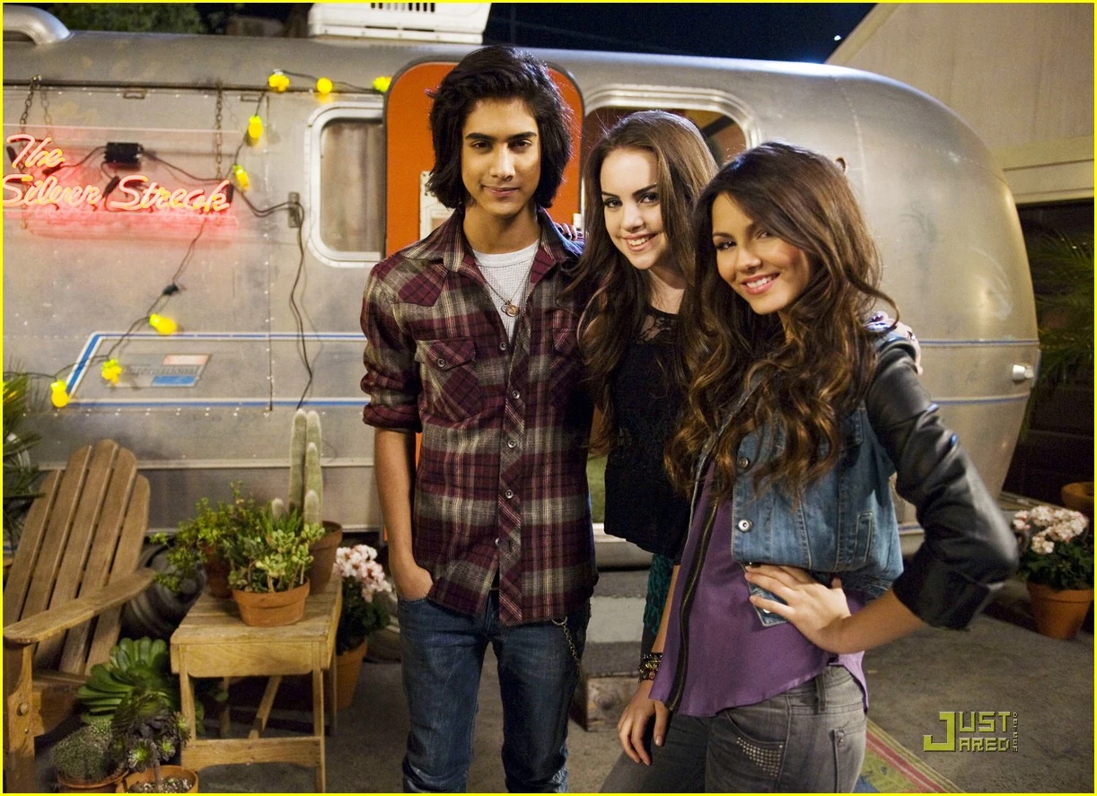 Elizabeth Gillies And Avan Jogia Relationship