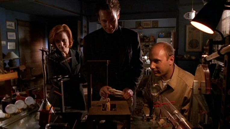 http://images.wikia.com/x-files/images/0/05/Henry_Weems_demonstrates_a_contraption.jpg