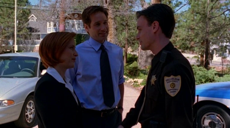 http://images.wikia.com/x-files/images/b/b2/Billy_Miles_with_Fox_Mulder_and_Dana_Scully_in_2000.jpg