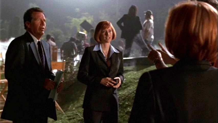 http://images.wikia.com/x-files/images/c/cb/Gary_Shandling_and_T%C3%A9a_Leoni_as_Fox_Mulder_and_Dana_Scully.jpg